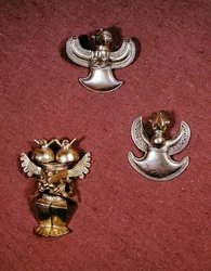Deux pendentifs en forme d